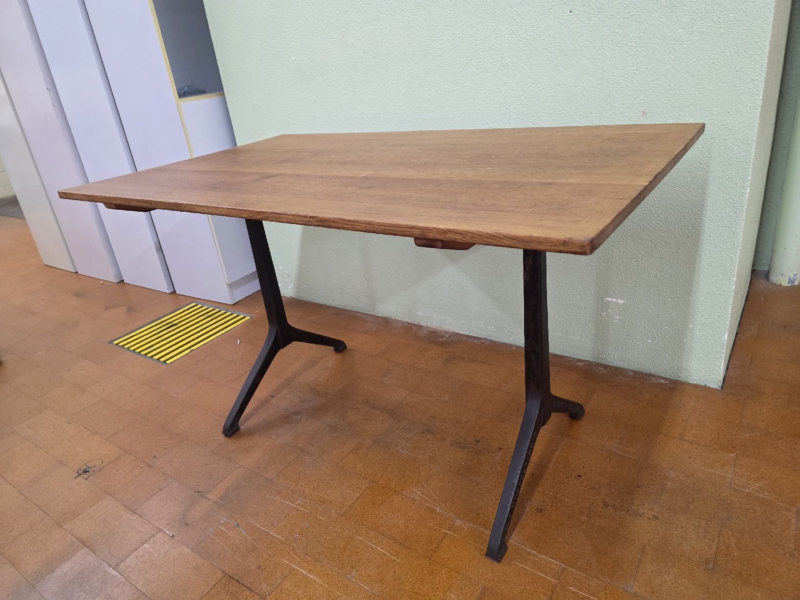 Horgen Glarus Tische: Klassischer Beizentisch Horgenglarus – Gebraucht aus Lichtensteig von Polsterwerk