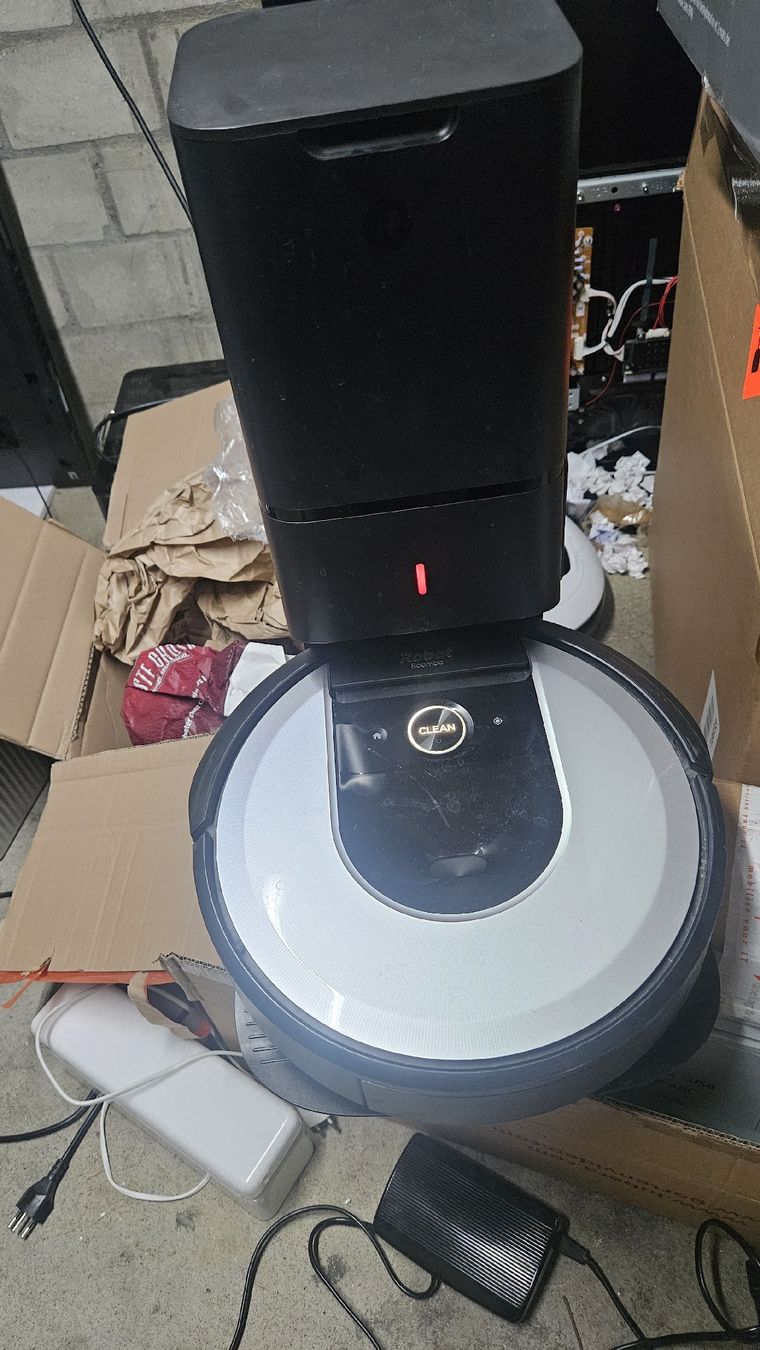 Irobot Aspirapolveri & Accessori: Robot Vacuum Roomba i7 with base station – Difettoso da Sachseln venduto da laz_65cg