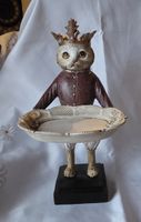 Katzen- Dienner -Figur einer Goldene Krone Historische kleid