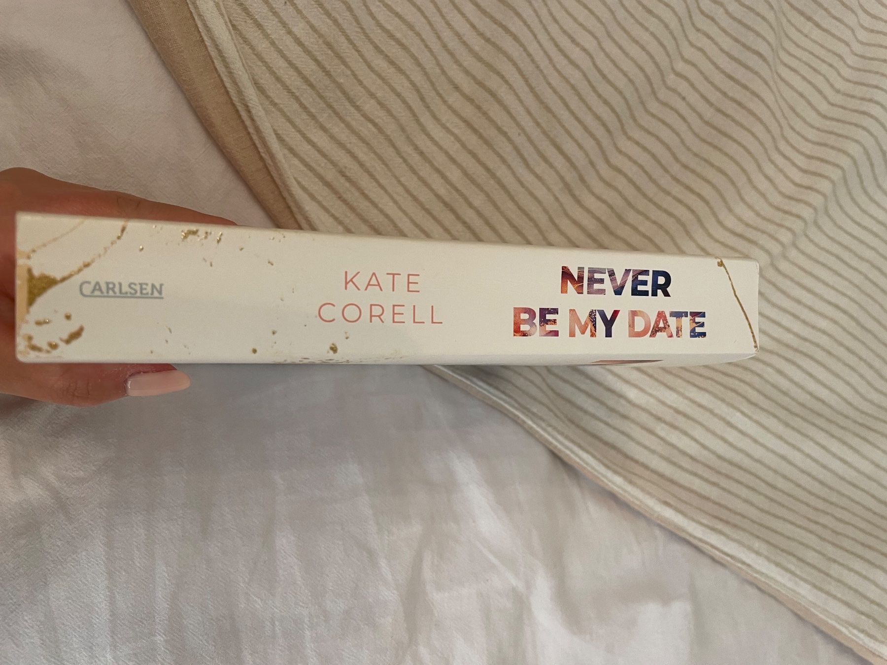 Livres: Never be my date - Kate Corell mit FARBSCHNITT – D'occasion à Oberentfelden par LarissaMue02 1
