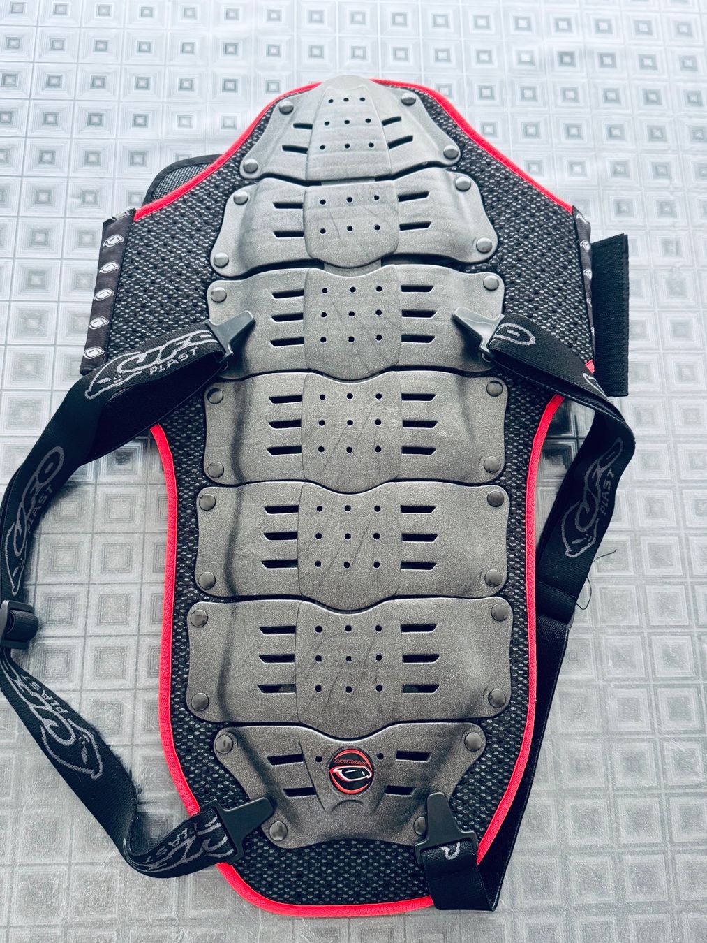 Ufo Plast Schutz & Schoner: Protection dorsale – Gebraucht aus Moutier von Rossiforever
