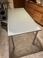 Table à manger moderne avec plateau en verre dépoli