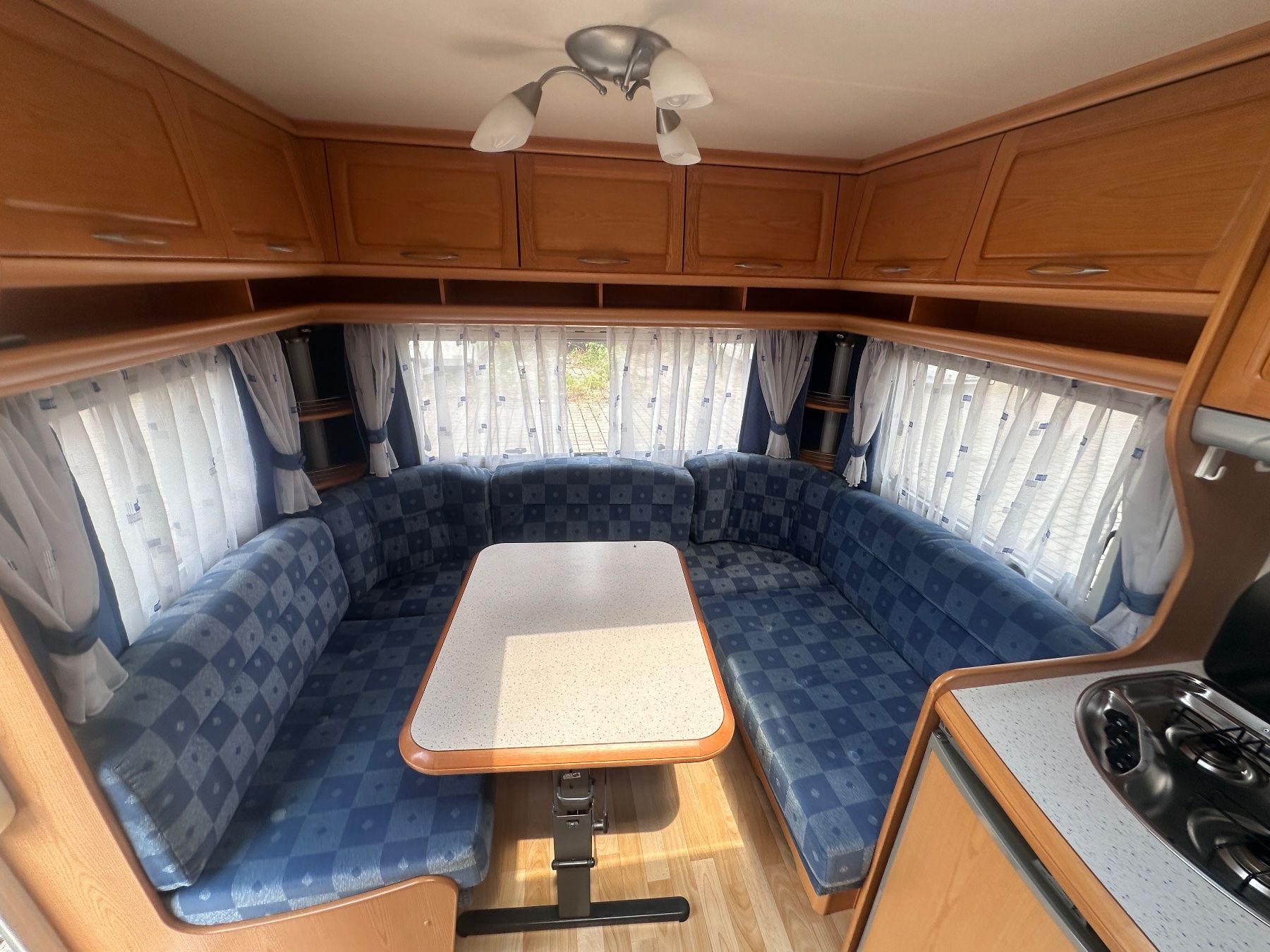 Hobby Véhicules de camping: Hobby 460 Wohnwagen inkl Vorzelt – D'occasion à Otelfingen par inf_2rkm 6