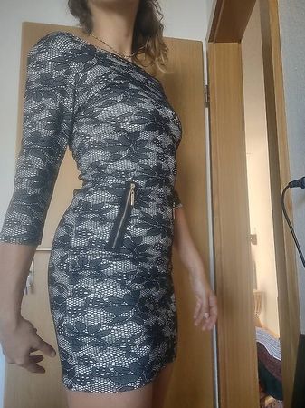 Robe moulante dentelle noire 3/4 manches bon état