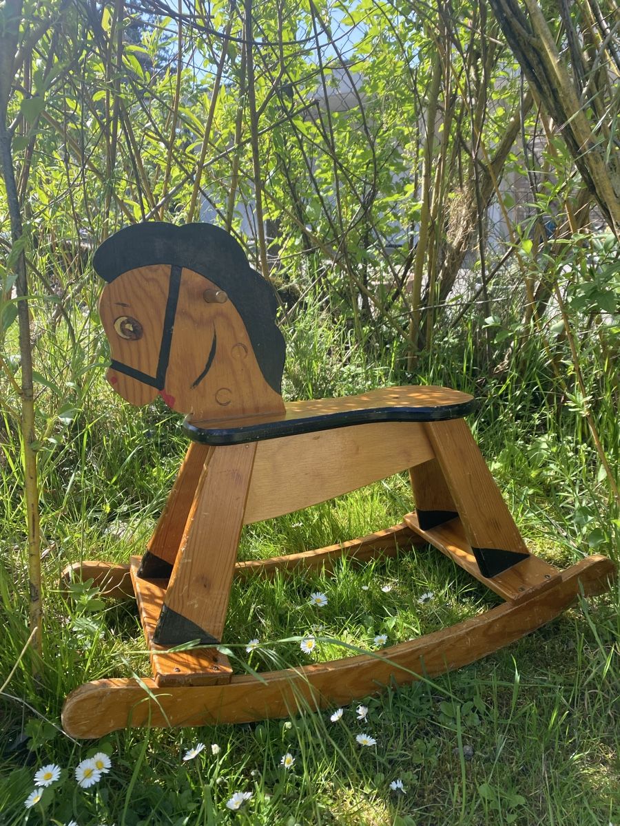 Jouets: Schaukelpferd – D'occasion à Männedorf par Danielalenz