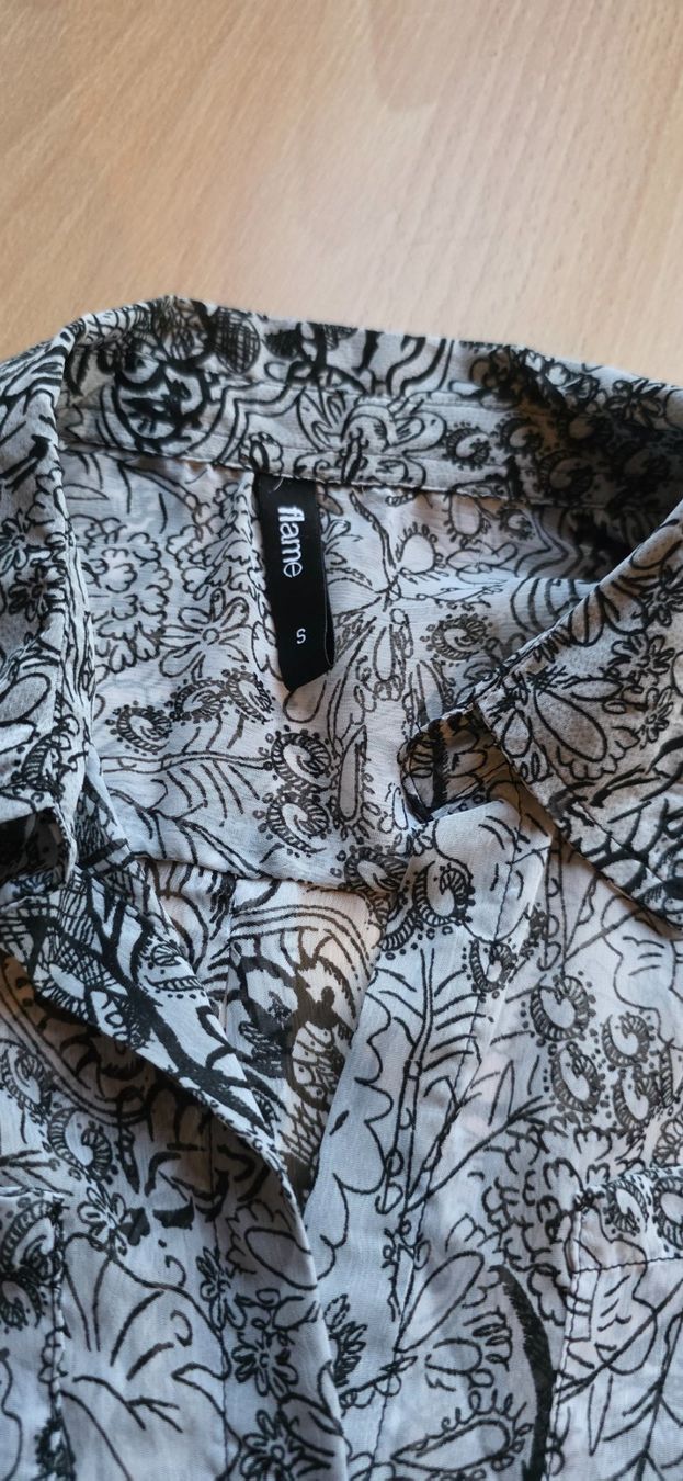 Blusen: Ärmellose Bluse, Schwarz Weiss Muster, Grösse S – Gebraucht aus Niederbipp von Tamara15101995 2