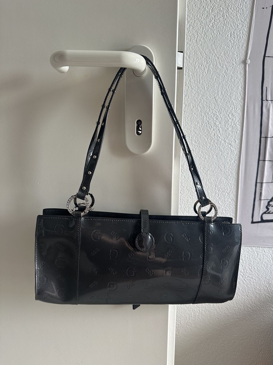 Guess Borse da donna: VINTAGE Y2K GUESS LACQUER CHIC SHOULDER BAG – Usato da Zofingen venduto da JumpInVintage 1