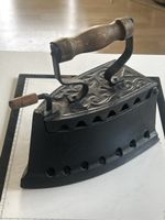 Antike Gusseisen Bügeleisen mit Holzgriff(I9)