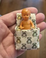 kleines Baby im Einschlagdeckchen für Puppenhaus/Puppenstube