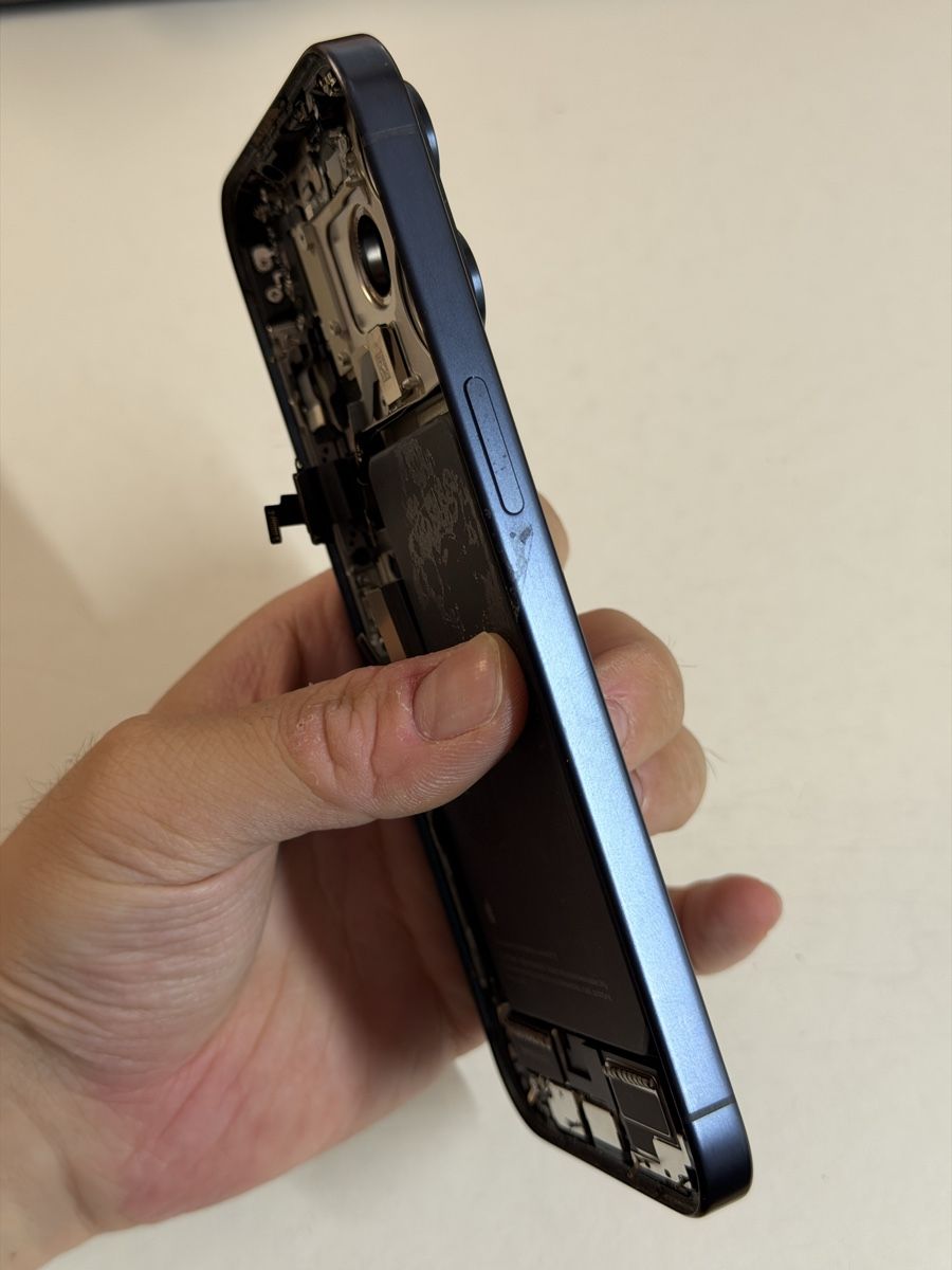 Apple Handys / Smartphones: Komplett iPhone 15 Pro Max Gehäuse Pulled  – Gebraucht aus Chur von beverlyone 2