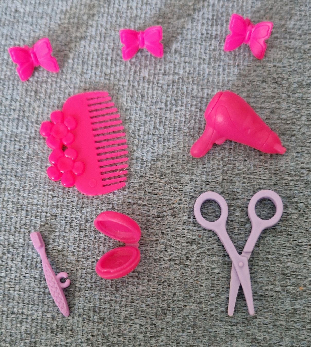 Bambole: accessoires pour Barbie  – Usato da Couvet venduto da Pioune