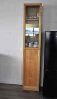Schmaler Vitrinenschrank mit Glastür