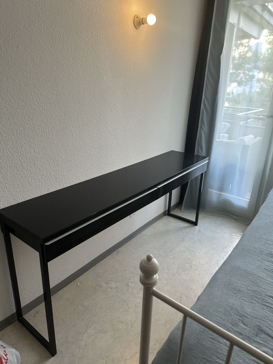 Cassettiere: Schwarzer Konsolentisch mit Metallbeinen, lang – Usato da Horgen venduto da Buesra.k