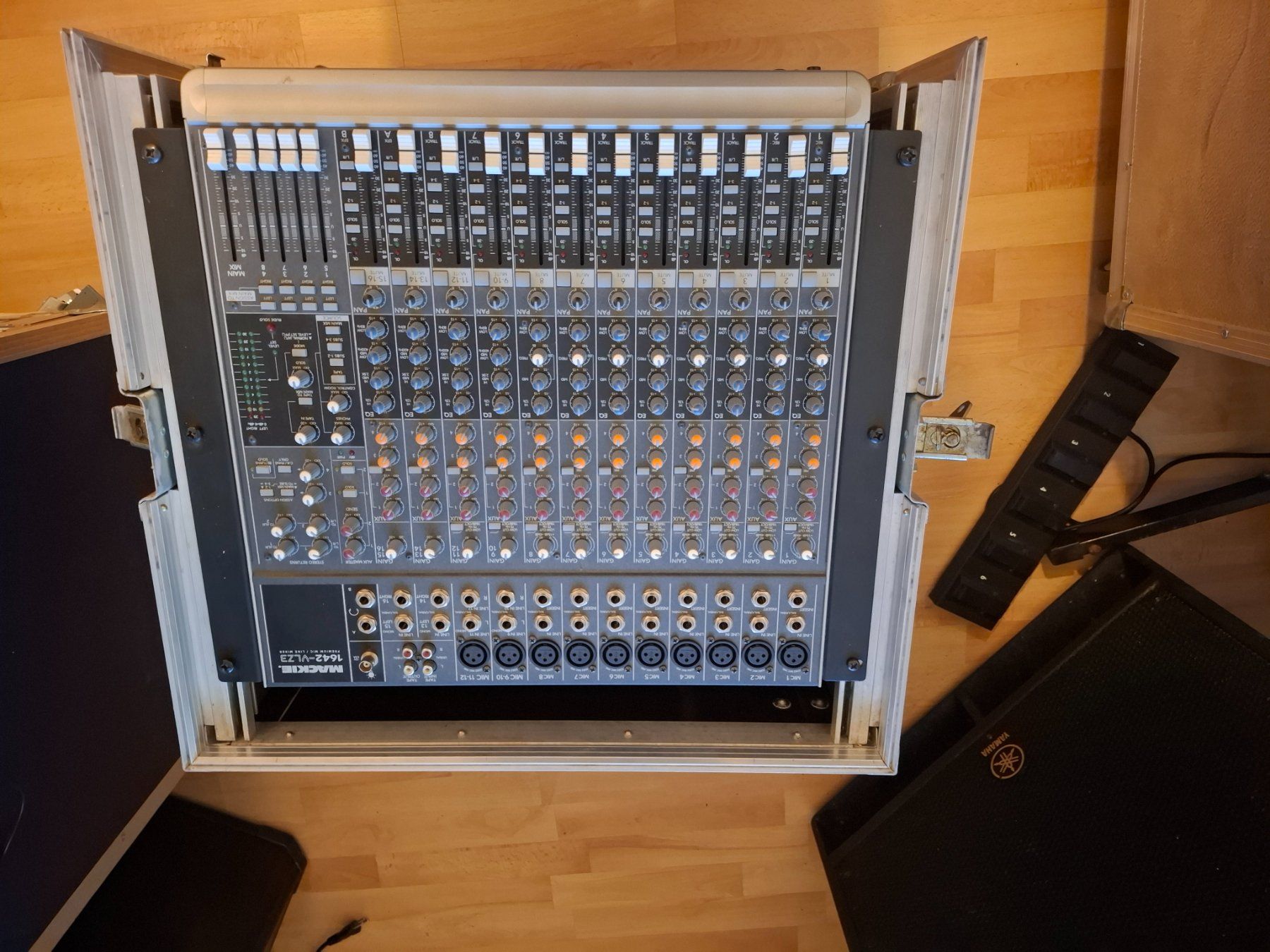 Mackie Amplificatori: Mixer und Endstufe – Usato da Döttingen venduto da Insula 1