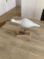 Dekofigur Vogel weiss schwarz gepunktet auf Holzsockel