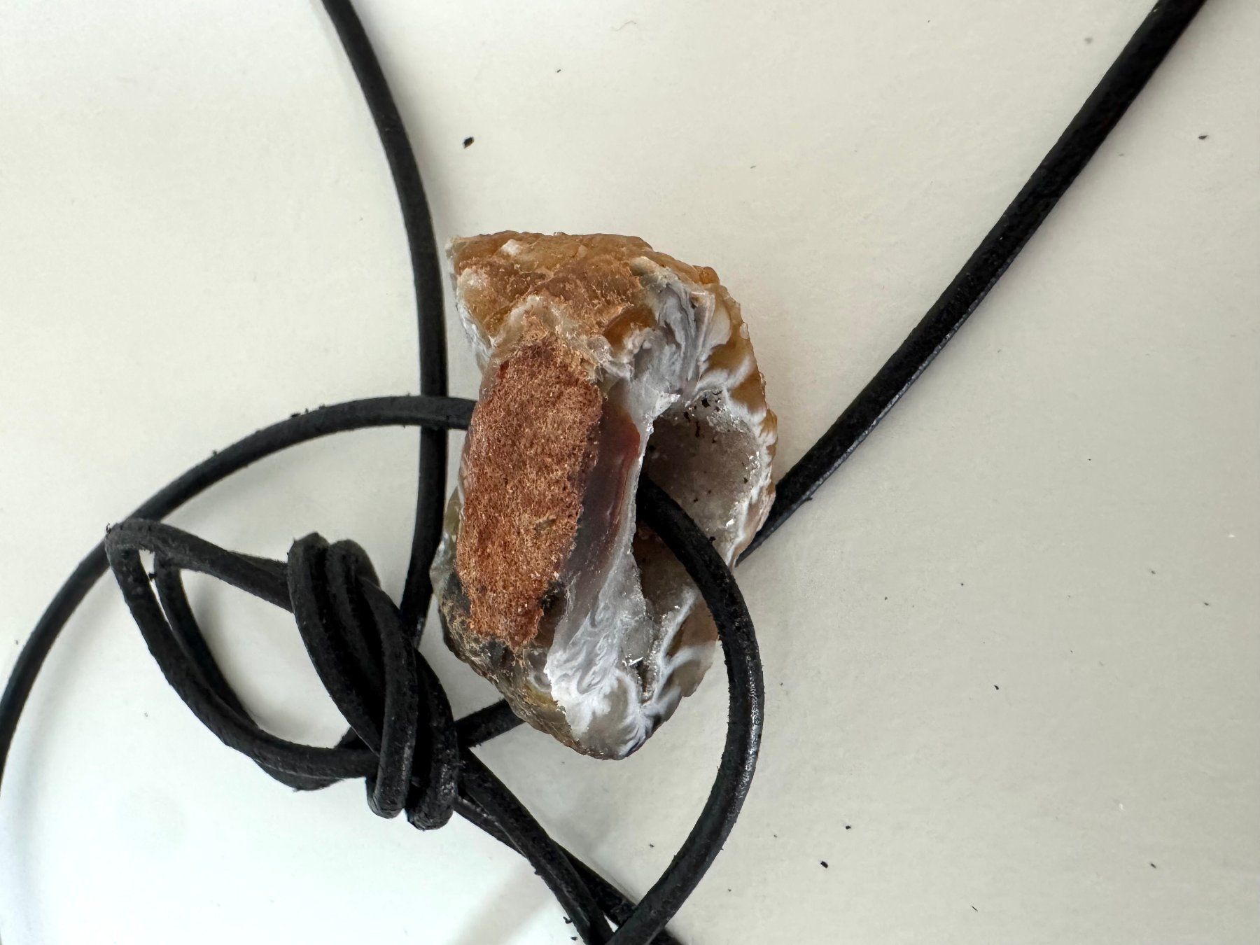 Edelsteine: Nuss-Geode an Lederkordel – Neu (gemäss Beschreibung) aus Biberist von tl-schmuck