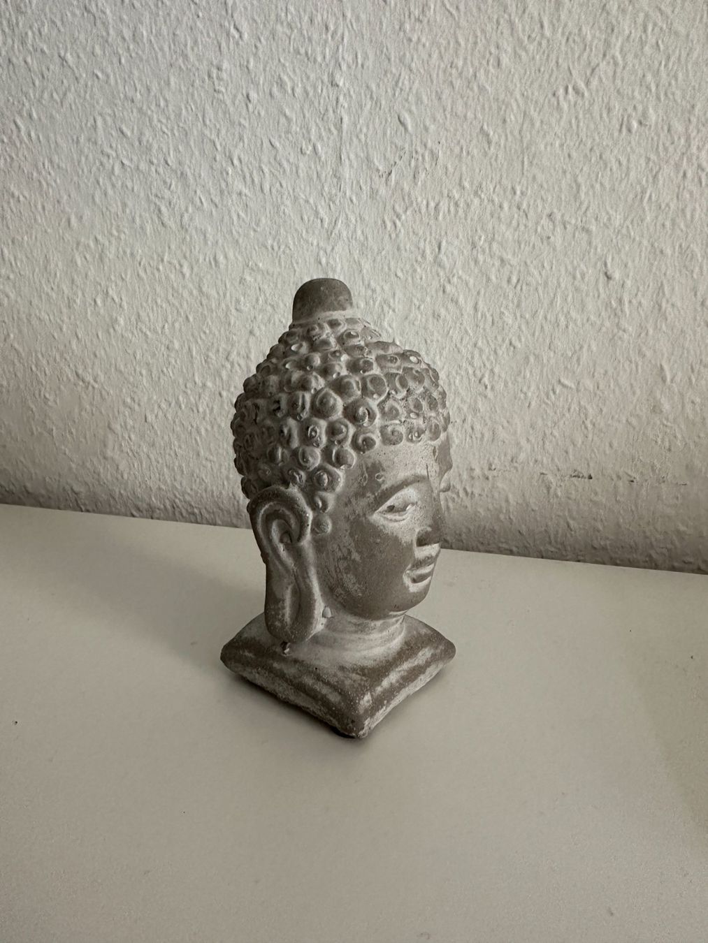 Skulpturen & Statuen: Buddha Kopf hellgrau aus Beton – Gebraucht aus Zürich von Diazaio