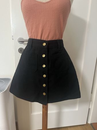 Elegante, schwarze Minirock mit goldenen Knöpfen, Grösse S-M