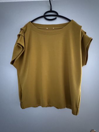 Senfgelbes T-Shirt mit speziellen Ärmeln, Grösse M