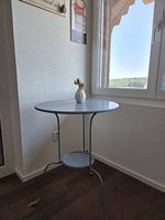 Beistelltisch / kleiner Metalltisch