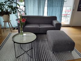 Zweiplätzer Sofa mit Hocker / Gebraucht, guter Zustand