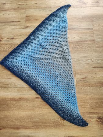 Dreieckstuch blau gehäkelt
