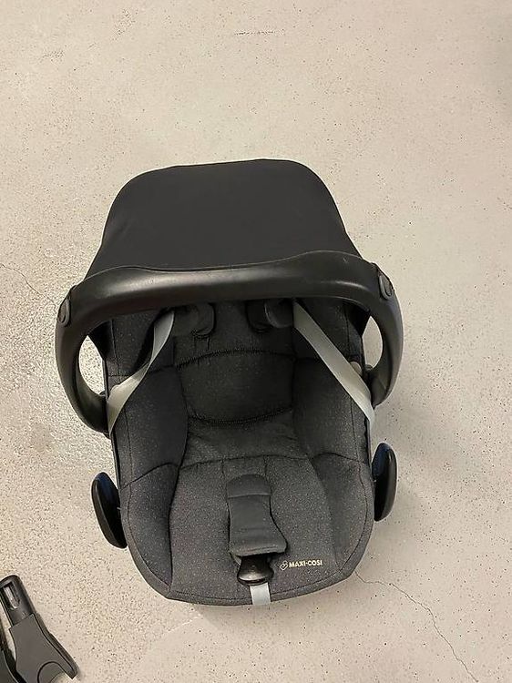 Sièges auto: Maxi Cosi Babyschale  – D'occasion à Steffisburg par tin_9xrn 1