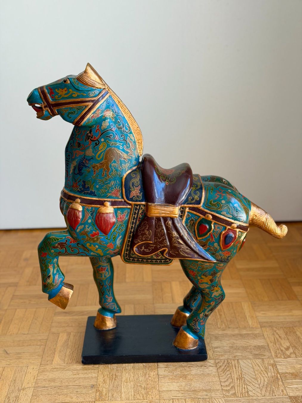 Sculture & Statue: Chinesisches Holzpferd im Cloisonné-Stil – Usato da Winterthur venduto da HB777