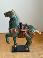 Chinesisches Holzpferd im Cloisonné-Stil