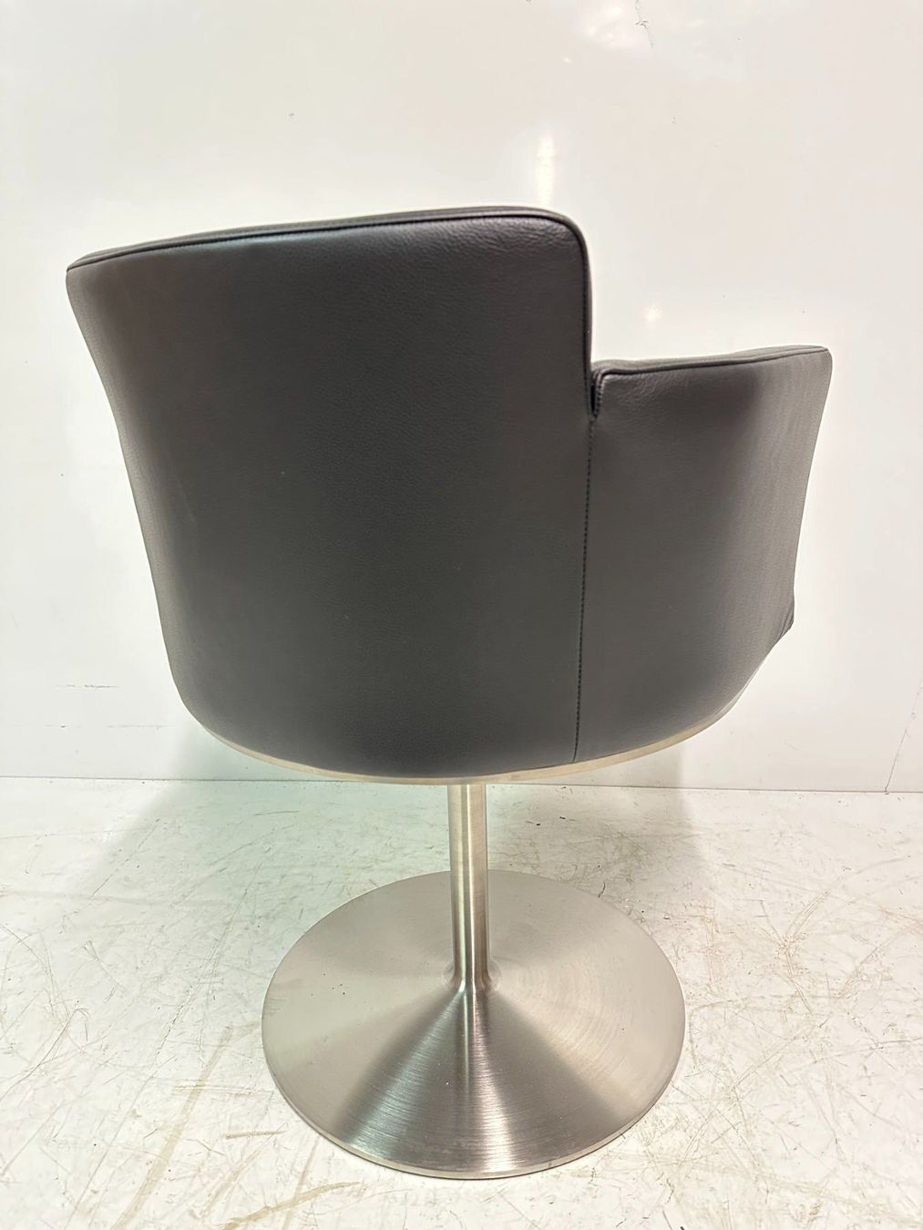 Cassina Sessel: CASSINA Drehstuhl Designklassiker schwarzer Sessel – Gebraucht aus Luzern von Lager6640 7