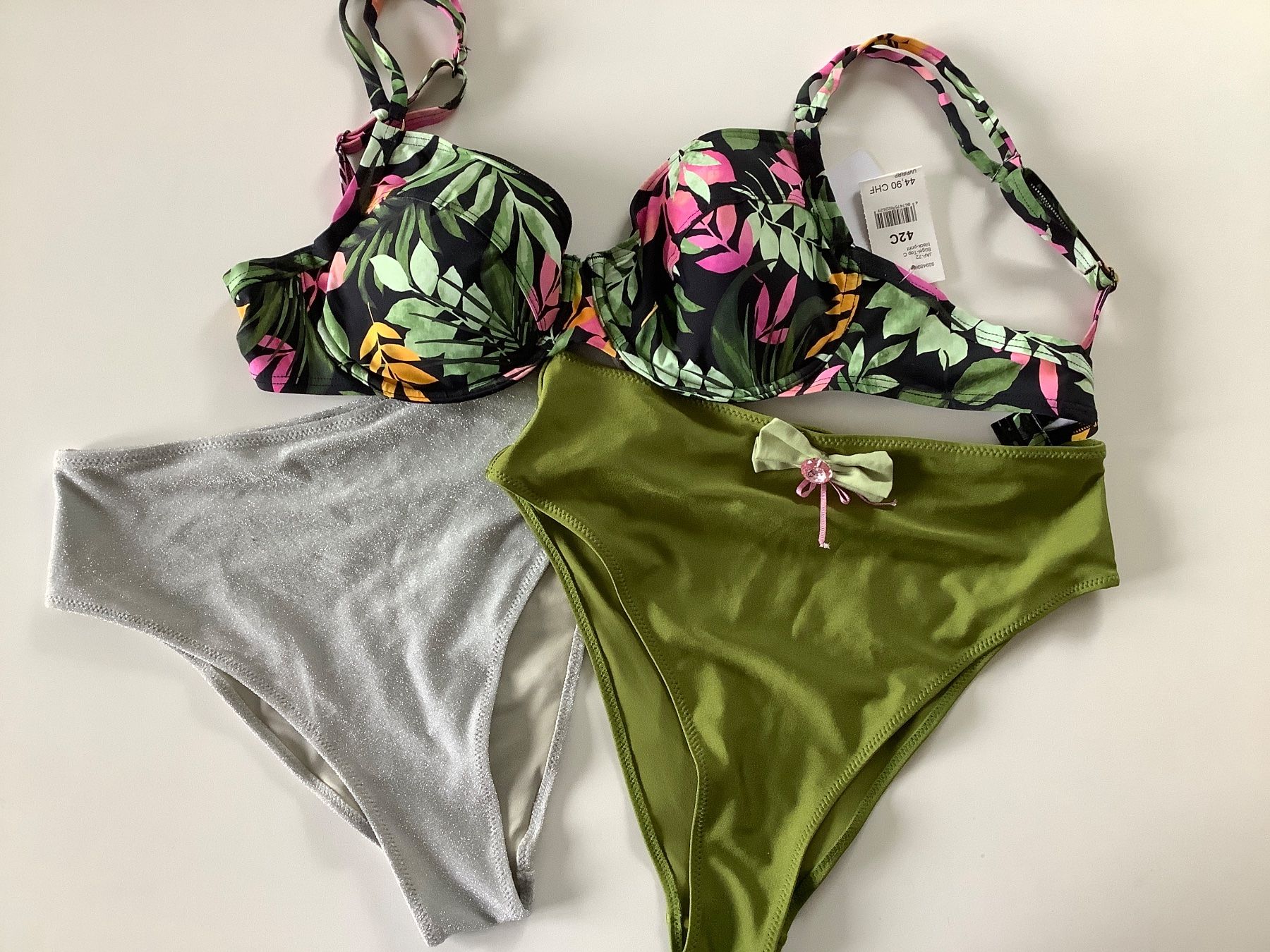 Badekleider & Bikinis: Zwei Bikinihosen und ein Oberteil – Gebraucht aus Triesen von boston7