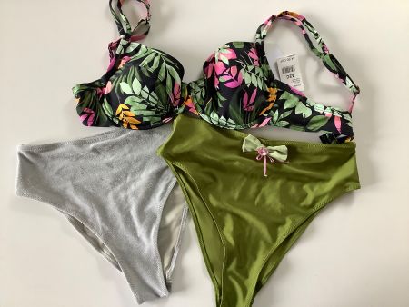 Zwei Bikinihosen und ein Oberteil