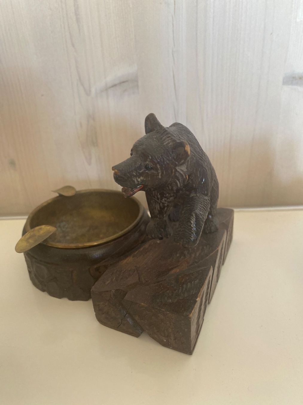 Articoli in legno: sehr qualitativ handgeschnitzter Brienzer Aschenbecher Bär – Usato da Lüchingen venduto da LIDB 3