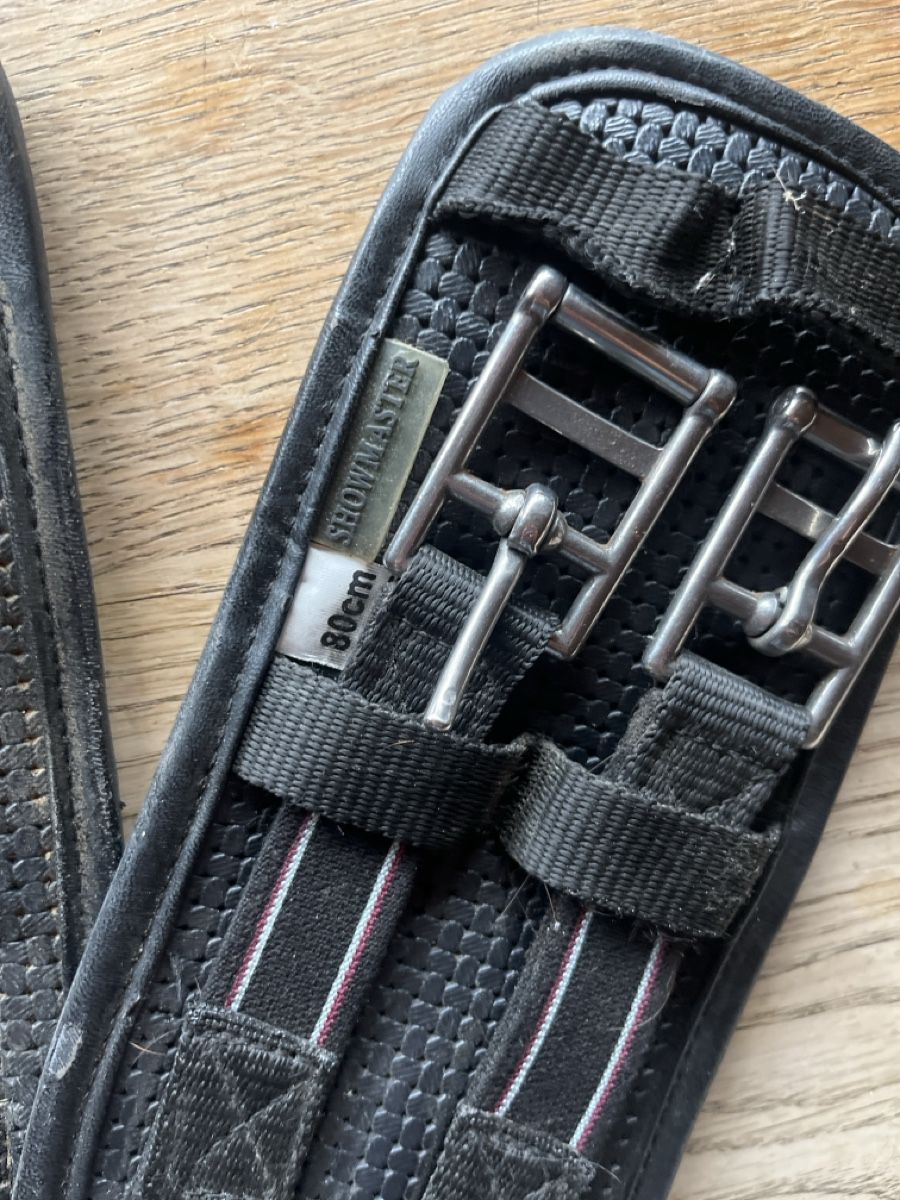 Sattel & Sattelzubehör: Schwarzer Dressursattelgurt, Grösse 80cm, Showmaster – Gebraucht aus Oberembrach von kel_jj57 3