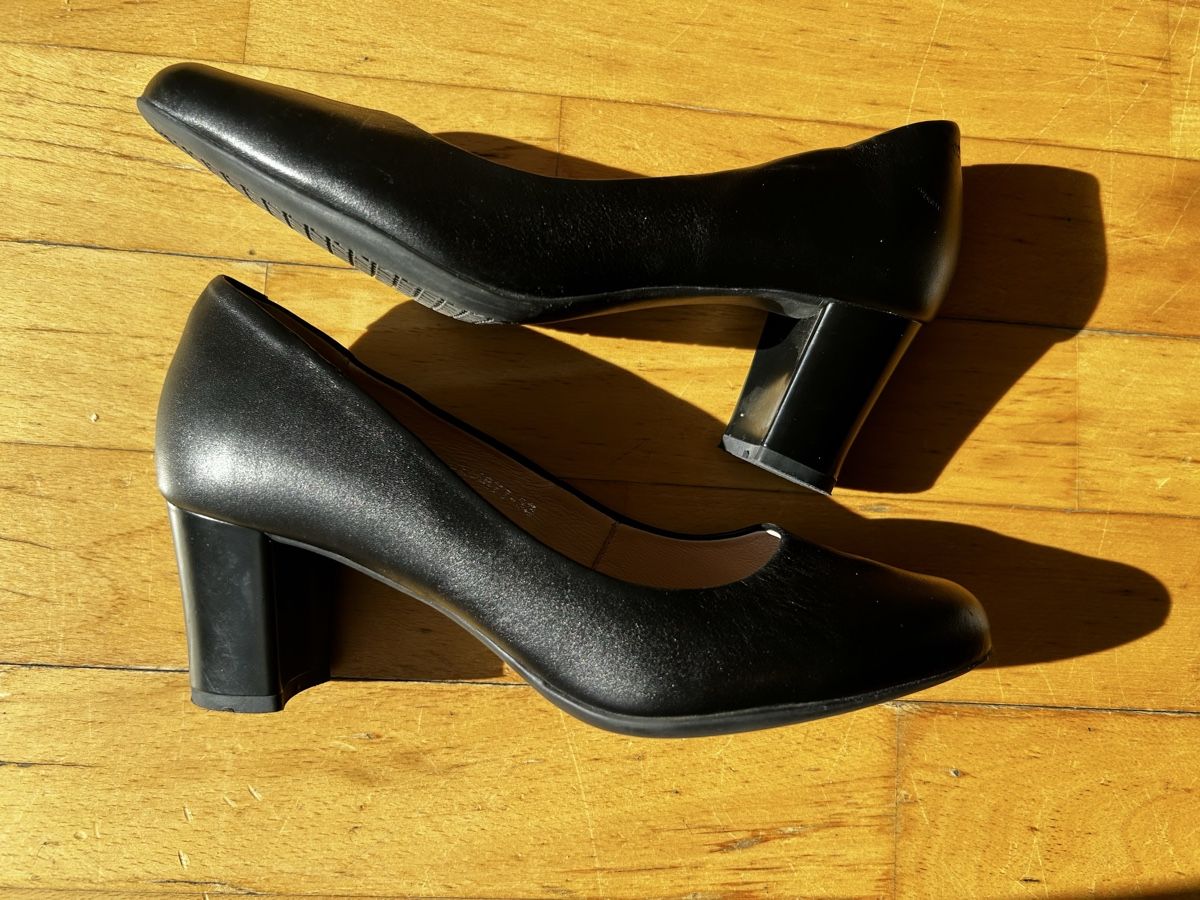Damenschuhe: Schwarze Leder Pumps Gr. 38, – Gebraucht aus Stettfurt von Ewrozemil