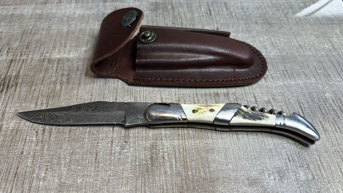Laguiole Accessori: Klappmesser Laguiole Damast mit Gürteltasche – Usato da St-Gingolph venduto da Edgar1920