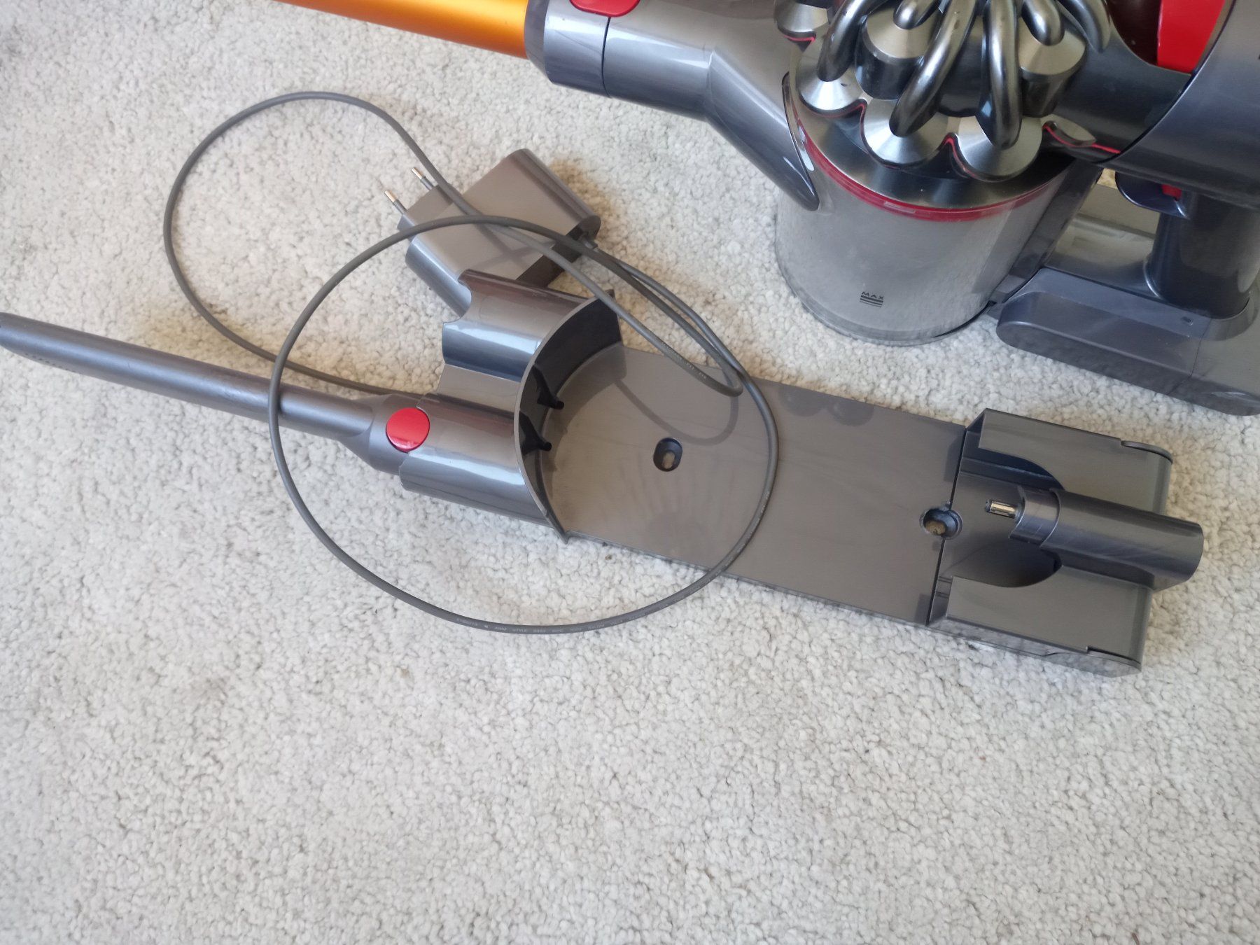 Dyson Aspirateurs & Accessoires: Handstaubsauger Dyson V8 – D'occasion à Prez-vers-Siviriez par Monija70 1