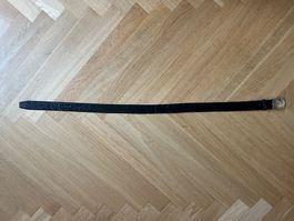 Schwarzer Ledergürtel mit Prägung Gesamtlänge 110 cm