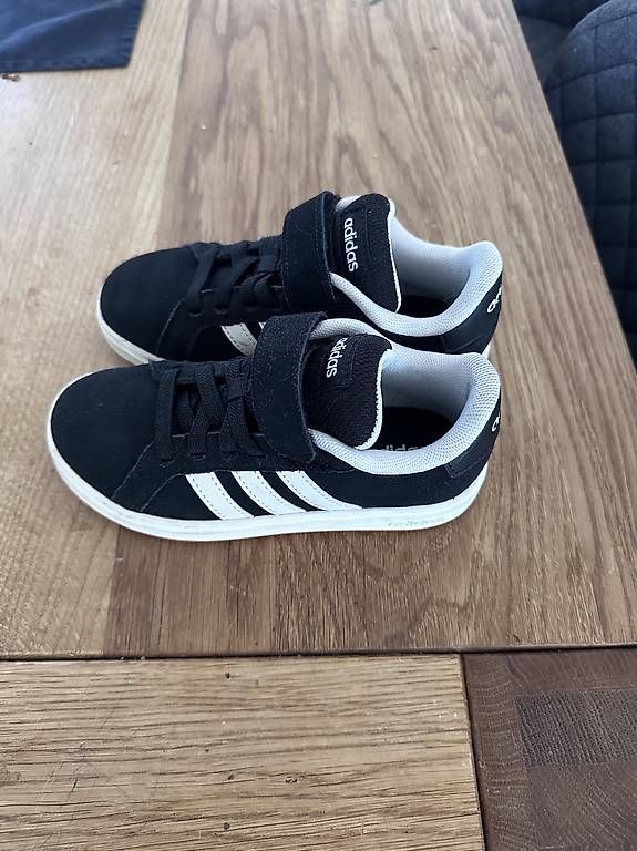 Scarpe per ragazzi: Adidas Kinderschuhe Gr. 30 – Usato da Engelburg venduto da Shantaram01