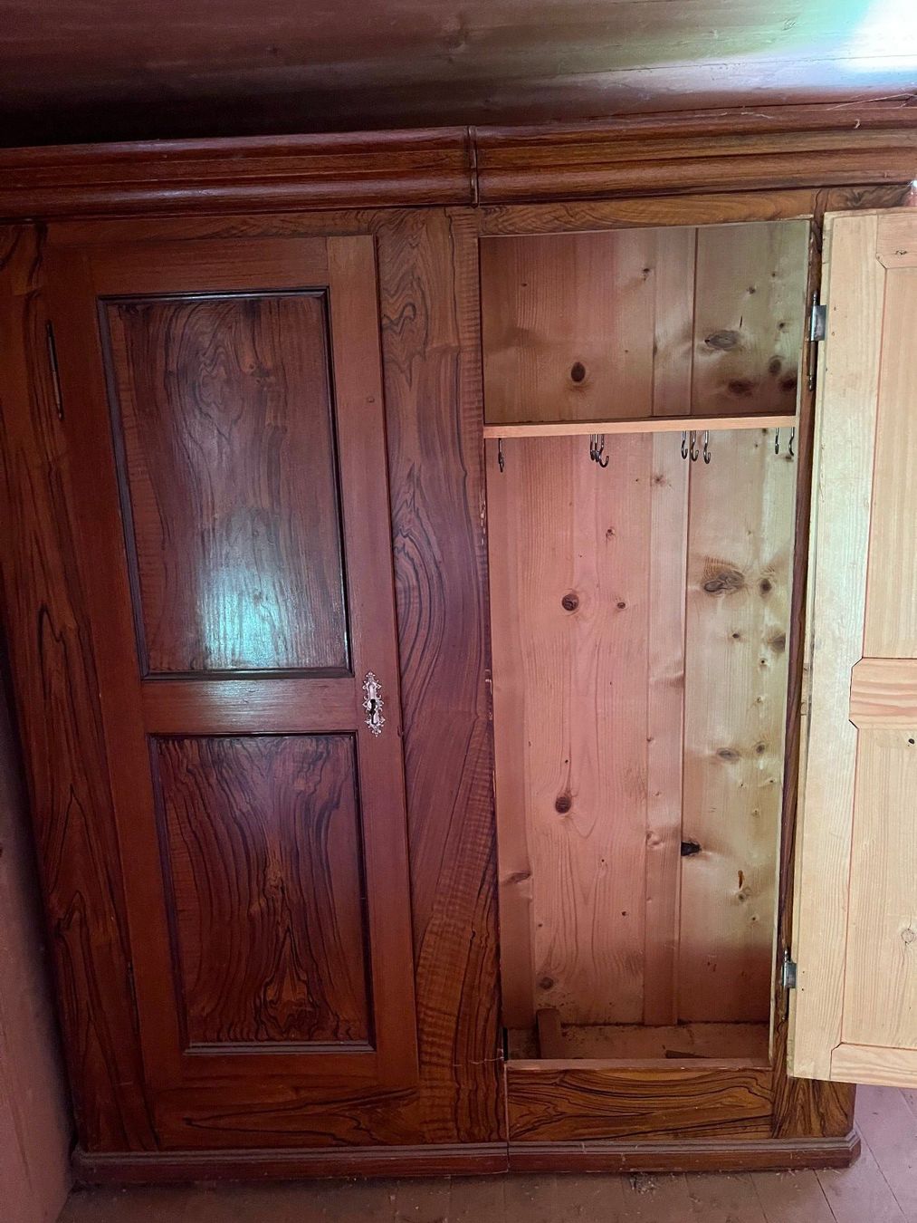 Armoires: Schrank antik – D'occasion à St.Ursen par Hagelhans1 1