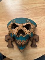 Handgeschnitzte Totenkopf-Maske aus Holz von Mexiko