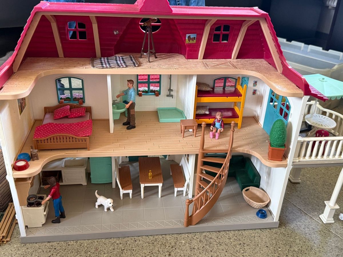 Schleich Spielzeuge: Schleich Haus mit Stall – Gebraucht aus Zuchwil von moa_kel 1
