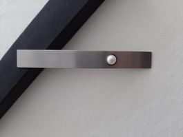 Brosche modernes Design,  Edelstahl mit weisser Zuchtperle
