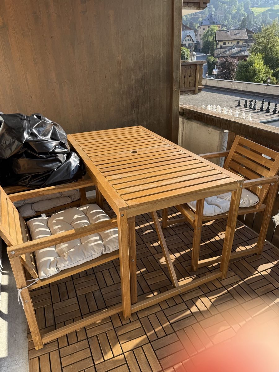 Ikea Set di tavolo e panche: Outdoor table and four chairs  – Nuovo (secondo la descrizione) da Klosters venduto da lanz28