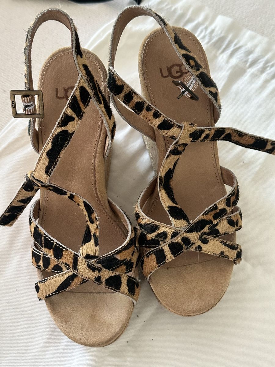 Ugg Scarpe da donna: Sandales compensées UGG, imprimé léopard, parfaites été! – Nuovo (secondo la descrizione) da Versoix venduto da sne_zx2d 1