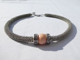 Aussergewöhnliches Metall-Collier im Choker-Stil