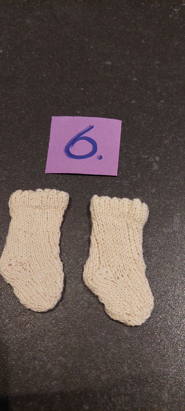 Poupées: 1paar neue gestrickte ungebrauchte Söckli – Neuf (Voir description) à Muri AG par nindo1