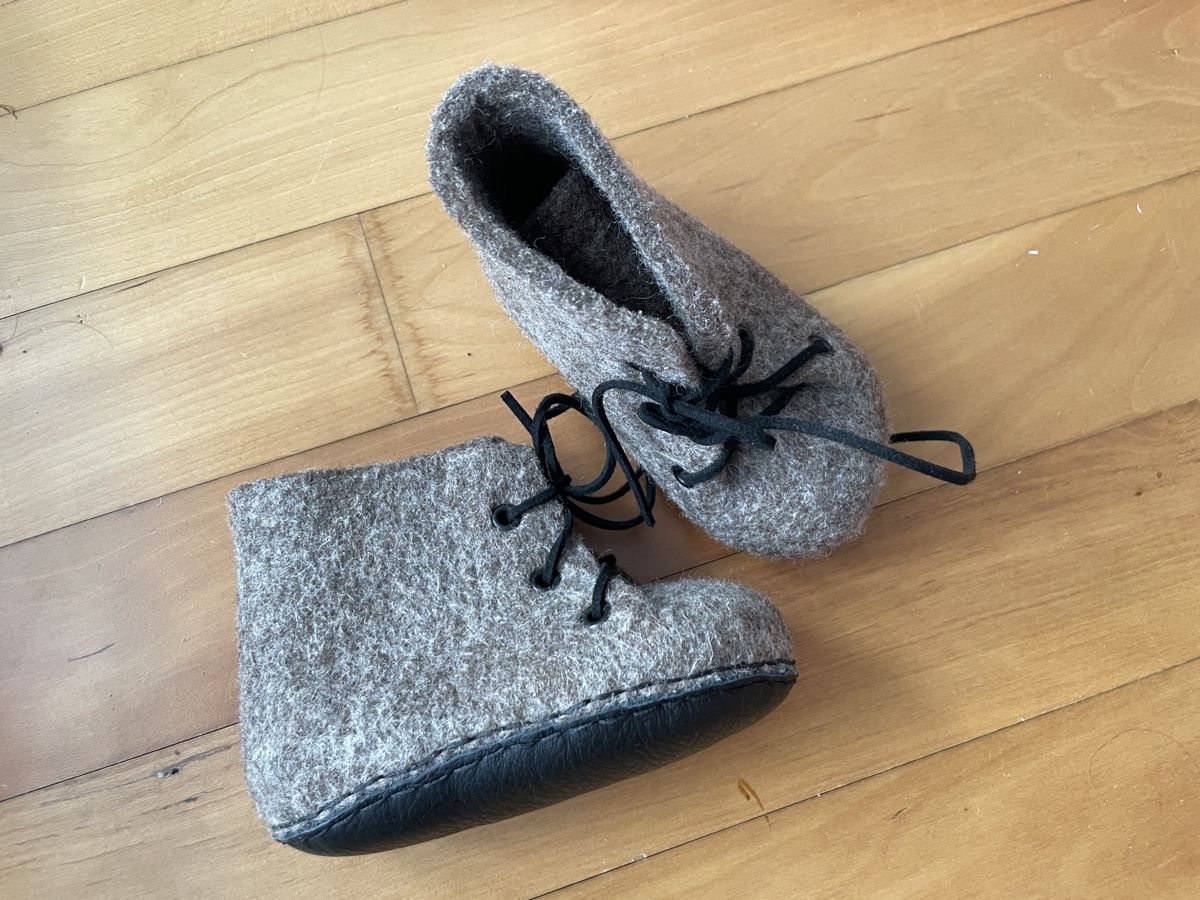 Lana: Handgemachte Wolle Babyschuhe mit Ledersohle – Usato da Adliswil venduto da Udarius