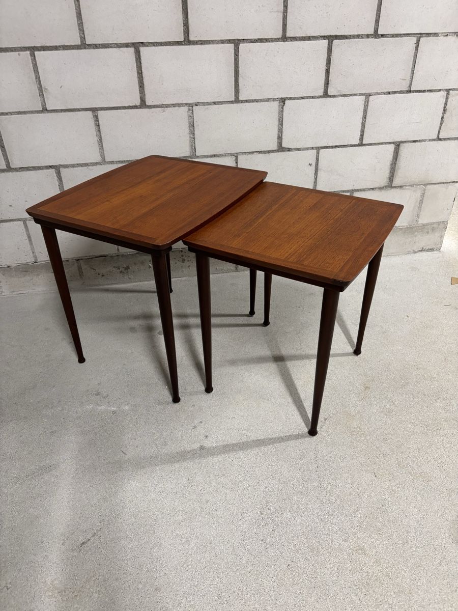 Tische: Mid-Century Modern Nesting Tables - Set of Two, Teak – Gebraucht aus Attiswil von Retrodane
