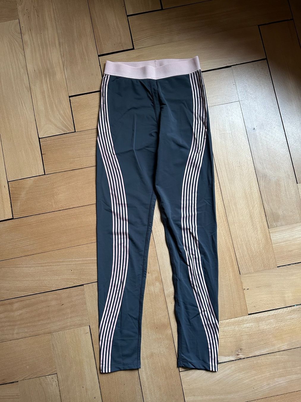 Leggings: WORKOUT - Sport Leggings grau-rosa 38 – Gebraucht aus Zürich von Diazaio